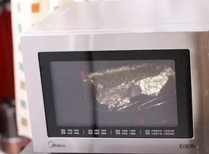 锡箔纸可以放到微波炉里面加热吗